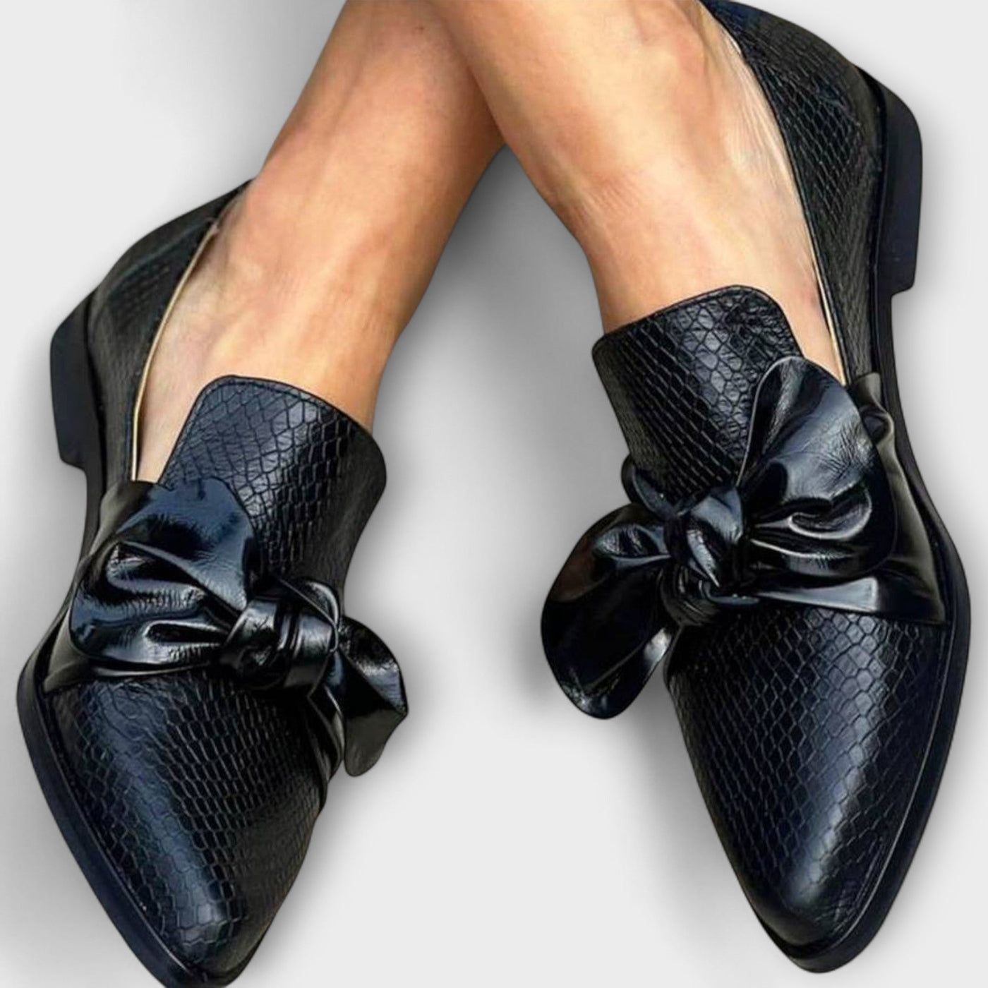 LOUISA | Loafer med rosettdetalj
